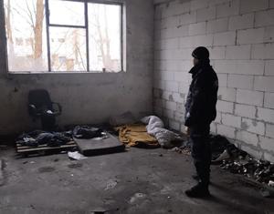 Policjanci podczas kontroli miejsc przebywania osób w kryzysie bezdomności.