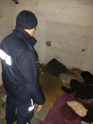 Policjanci podczas kontroli miejsc przebywania osób w kryzysie bezdomności.