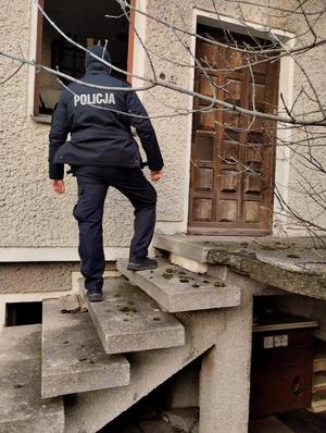 Policjanci podczas kontroli miejsc przebywania osób w kryzysie bezdomności.