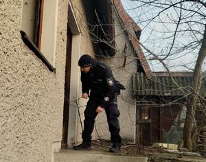 Policjanci podczas kontroli miejsc przebywania osób w kryzysie bezdomności.