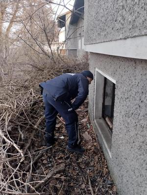 Policjanci podczas kontroli miejsc przebywania osób w kryzysie bezdomności.