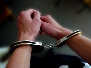 osoba skuta kajdankami