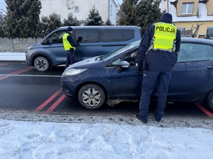 policjanci przeprowadzający badanie trzeźwości kierujących