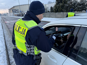 policjanci przeprowadzający badanie trzeźwości kierujących