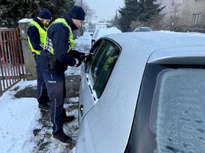 policjanci przeprowadzający badanie trzeźwości kierujących