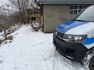 policjanci kontrolują miejsca przebywania osób w kryzysie bezdomności