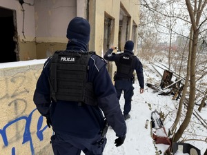 policjanci kontrolują miejsca przebywania osób w kryzysie bezdomności