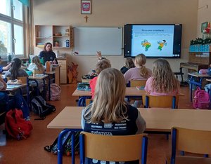 policyjna profilaktyk oraz uczniowie podczas zajęć