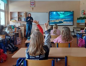 policyjna profilaktyk oraz uczniowie podczas zajęć