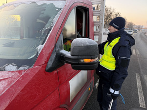 Policjanci i kierowcy podczas działań.