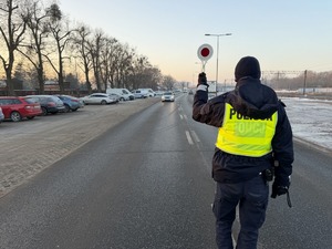 Policjanci i kierowcy podczas działań.