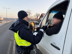 Policjanci i kierowcy podczas działań.