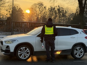 Policjanci i kierowcy podczas działań.