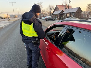 Policjanci i kierowcy podczas działań.