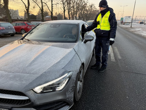 Policjanci i kierowcy podczas działań.