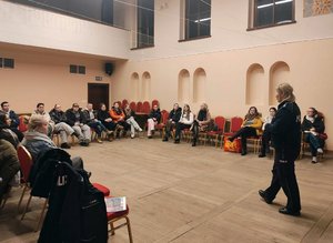 Policjantka podczas pogadanki z wolontariuszami.