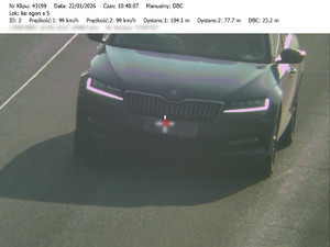 Policjanci ruchu drogowego kontrolowali odległość między pojazdami