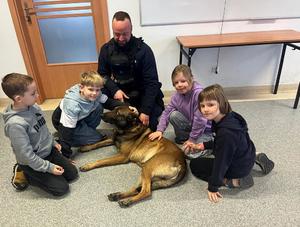 Policjanci na bydgoskich Wyżynach gościli uczniów Szkoły Podstawowej w Łochowie