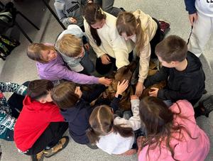 Policjanci na bydgoskich Wyżynach gościli uczniów Szkoły Podstawowej w Łochowie