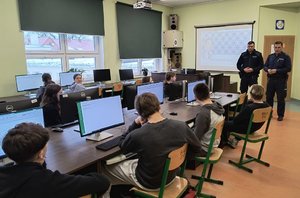 Policjanci z Białych Błot rozmawiali z uczniami o bezpieczeństwie podczas ferii zimowych