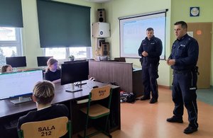 Policjanci z Białych Błot rozmawiali z uczniami o bezpieczeństwie podczas ferii zimowych