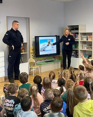 Policjanci z bydgoskiego Szwederowa mówili o bezpiecznych feriach zimowych