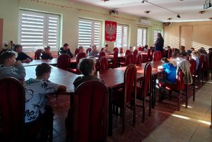 Profilaktyk z Wyżyn o rozmawiała z dziećmi na temat bezpiecznych ferii