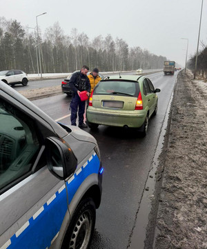 Szybka reakcja policjantów z Błonia pomogła kierowcy dotrzeć na czas