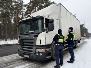 policjanci kontrolują pojazdy ciężarowe