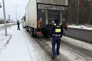 policjanci kontrolują pojazdy ciężarowe