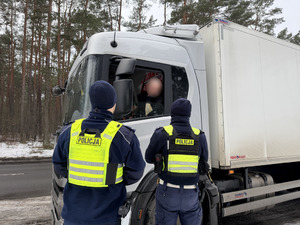 policjanci kontrolują pojazdy ciężarowe