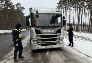policjanci kontrolują pojazdy ciężarowe