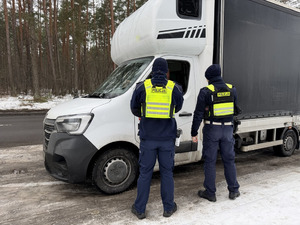 policjanci kontrolują pojazdy ciężarowe