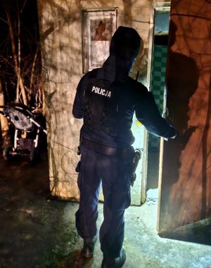 policjant kontrolujący miejsce przebywania osób w kryzysie bezdomności