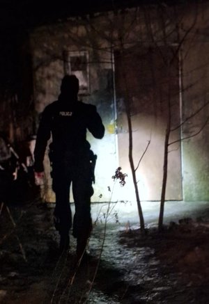 policjant kontrolujący miejsce przebywania osób w kryzysie bezdomności