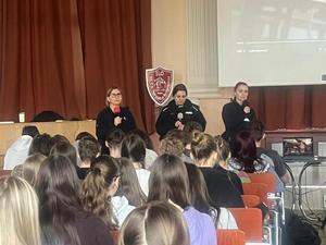 Policyjni profilaktycy i uczniowie podczas zajęć.