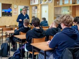 Policyjni profilaktycy i uczniowie podczas zajęć.