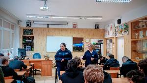 Policyjni profilaktycy i uczniowie podczas zajęć.