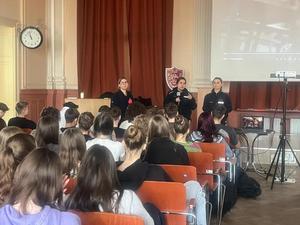 Policyjni profilaktycy i uczniowie podczas zajęć.