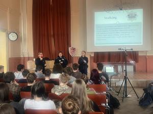 Policyjni profilaktycy i uczniowie podczas zajęć.