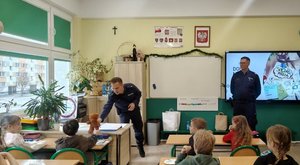 Policjanci i uczniowie podczas zajęć.