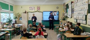 Policjanci i uczniowie podczas zajęć.