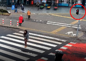 piesza przechodząca przez przejście na czerwonym świetle