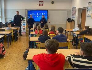 Policjanci i uczniowie podczas zajęć.