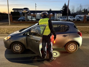 policjant badający trzeźwość kierujących
