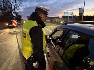 policjant badający trzeźwość kierujących