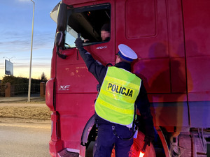 policjant badający trzeźwość kierujących
