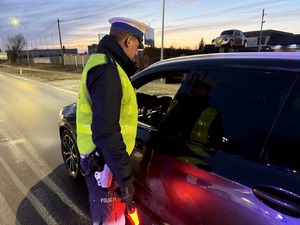 policjant badający trzeźwość kierujących