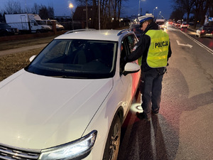 policjant badający trzeźwość kierujących