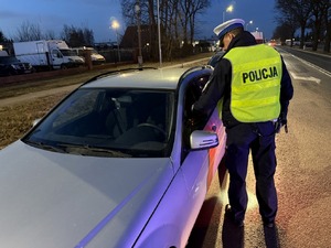 policjant badający trzeźwość kierujących